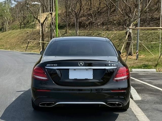 E43 原鈑 西裝暴徒代表作 400匹雙渦輪 四驅加持 豪華質感 科技配備與AMG性能一次到位 日常舒適熱血駕馭都合適  第4張相片