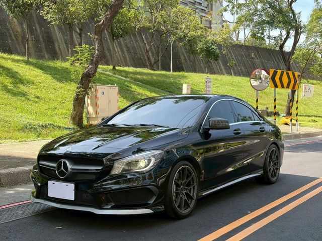 Cla45 AMG套件 快控方向盤 換檔撥片 定速巡航 倒車顯影 電動天窗 雙區恆溫 雙前電動記憶座椅 天窗  第1張相片