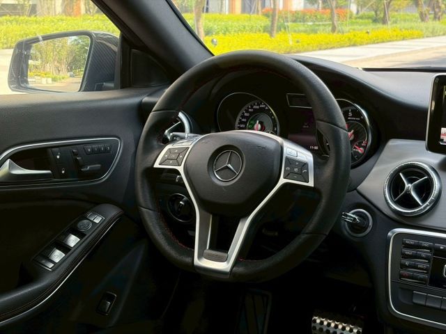 Cla45 AMG套件 快控方向盤 換檔撥片 定速巡航 倒車顯影 電動天窗 雙區恆溫 雙前電動記憶座椅 天窗  第6張相片