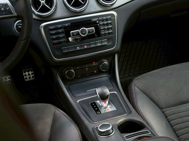 Cla45 AMG套件 快控方向盤 換檔撥片 定速巡航 倒車顯影 電動天窗 雙區恆溫 雙前電動記憶座椅 天窗  第7張相片