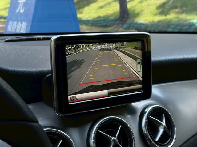 Cla45 AMG套件 快控方向盤 換檔撥片 定速巡航 倒車顯影 電動天窗 雙區恆溫 雙前電動記憶座椅 天窗  第11張相片