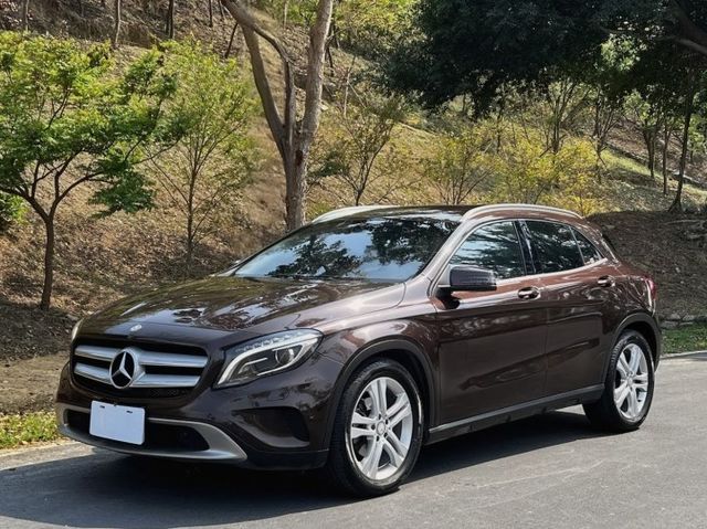 Gla200 原鈑件 小巧休旅結合賓士質感 渦輪動力輕快省油 底盤穩定扎實 通勤代步與假日出遊都合適  第1張相片
