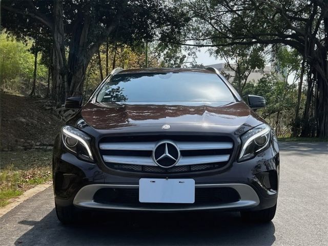 Gla200 原鈑件 小巧休旅結合賓士質感 渦輪動力輕快省油 底盤穩定扎實 通勤代步與假日出遊都合適  第2張相片