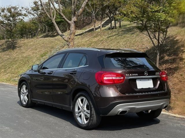 Gla200 原鈑件 小巧休旅結合賓士質感 渦輪動力輕快省油 底盤穩定扎實 通勤代步與假日出遊都合適  第4張相片