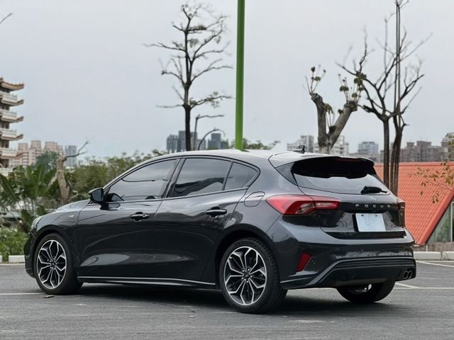 Focus STline 原鈑 外型動感帥氣 配有運動化 操控俐落 兼具駕馭樂趣與日常實用性 年輕感十足的熱門選擇  第2張相片