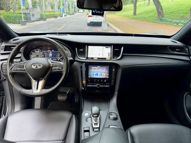 QX55 旗艦 搭載2.0L VC-Turbo引擎 融合轎跑線條與豪華質感 外型動感 內裝精緻 兼具性能與時尚品味  第5張相片