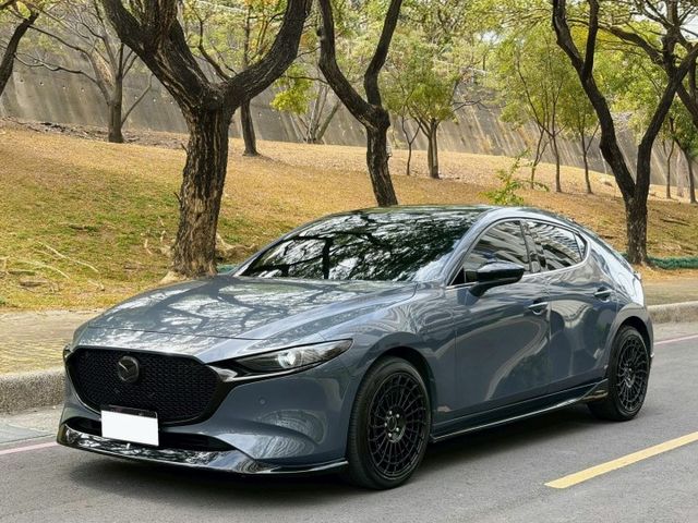 Mazda 3 5D 20S Signature 原鈑件 動力順暢省油兼顧操控 魂動設計線條俐落質感佳 配備安全齊全  第1張相片