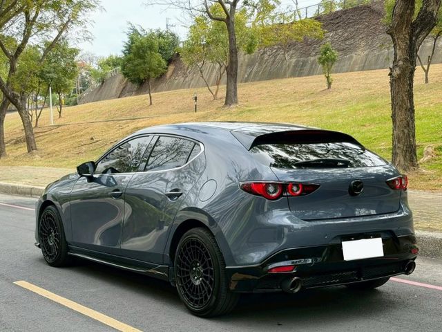 Mazda 3 5D 20S Signature 原鈑件 動力順暢省油兼顧操控 魂動設計線條俐落質感佳 配備安全齊全  第2張相片