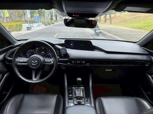 Mazda 3 5D 20S Signature 原鈑件 動力順暢省油兼顧操控 魂動設計線條俐落質感佳 配備安全齊全  第6張相片