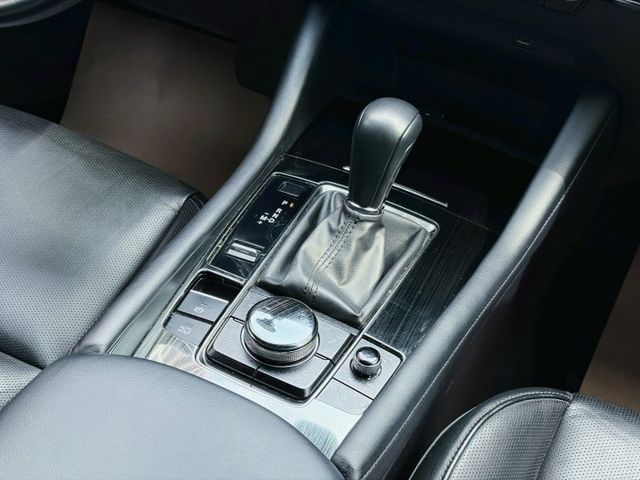 Mazda 3 5D 20S Signature 原鈑件 動力順暢省油兼顧操控 魂動設計線條俐落質感佳 配備安全齊全  第14張相片