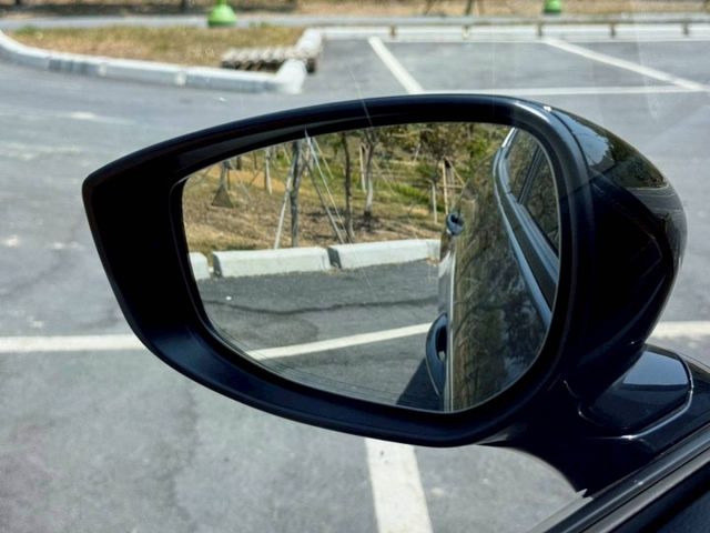 Mazda3 20S Premium 原鈑 質感與科技兼具 外型俐落 配備完善 內裝精緻舒適 展現日系房車高質感魅力  第8張相片