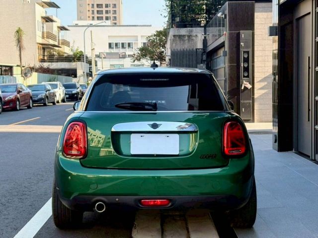 Mini Hatch Cooper 經典的小型掀背造型 搭配鮮明英倫風格與現代化設計 都市與偶爾的郊外路段享受駕駛樂趣  第4張相片