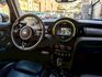 Mini Hatch Cooper 經典的小型掀背造型 搭配鮮明英倫風格與現代化設計 都市與偶爾的郊外路段享受駕駛樂趣  第5張縮圖