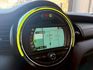 Mini Hatch Cooper 經典的小型掀背造型 搭配鮮明英倫風格與現代化設計 都市與偶爾的郊外路段享受駕駛樂趣  第9張縮圖