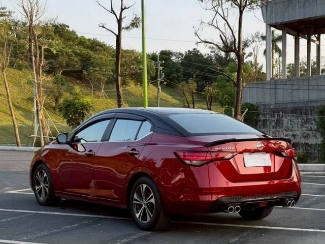 Sentra 尊爵版  原鈑件 安全配備齊全  內裝舒適有質感  油耗省好養車  外型年輕時尚  適合首購與家庭使用  第2張相片