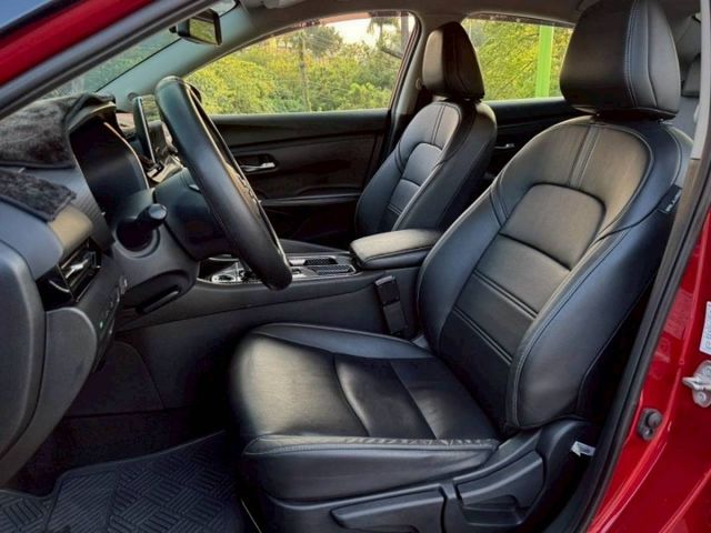 Sentra 尊爵版  原鈑件 安全配備齊全  內裝舒適有質感  油耗省好養車  外型年輕時尚  適合首購與家庭使用  第6張相片