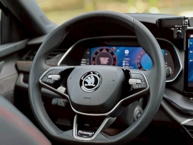 Octavia Combi RS 認證原鈑件 低里程 小改款配備再升級  第8張相片