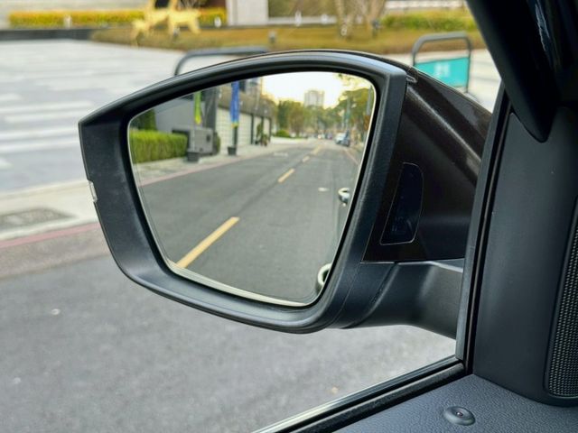 Kodiaq 4x4 原鈑 歐系休旅 空間寬敞實用 操控穩健省油 配備完整安全輔助 是家庭出遊 通勤與長途旅行的好選擇  第5張相片