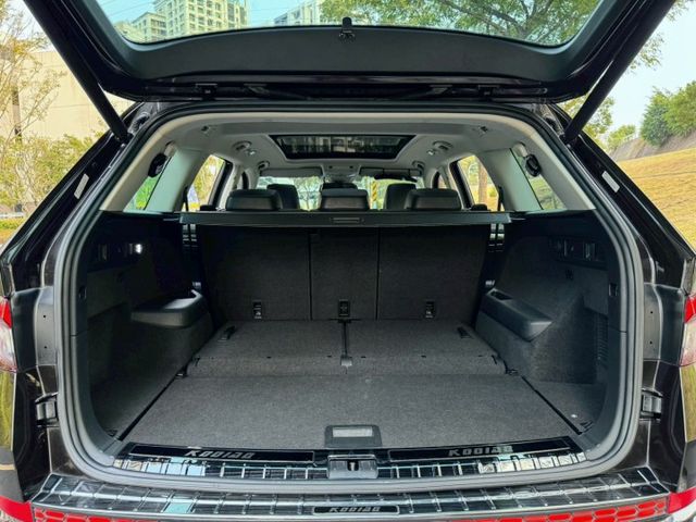 Kodiaq 4x4 原鈑 歐系休旅 空間寬敞實用 操控穩健省油 配備完整安全輔助 是家庭出遊 通勤與長途旅行的好選擇  第16張相片