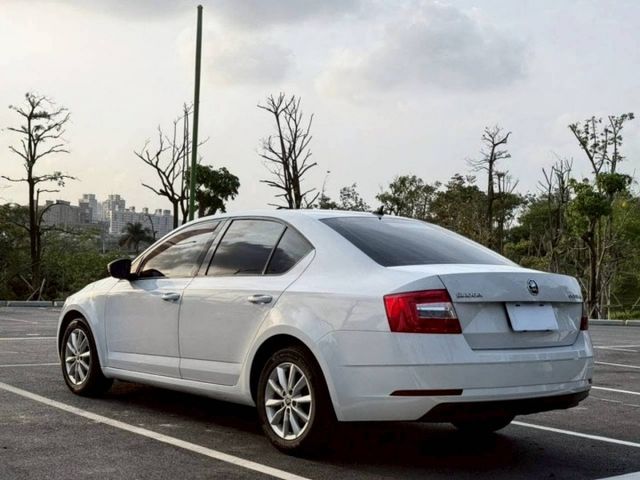 Octavia 1.0TSI 動能版  原鈑件、配備齊全，19.8萬輕鬆入手，省油好開超值首選  第2張相片