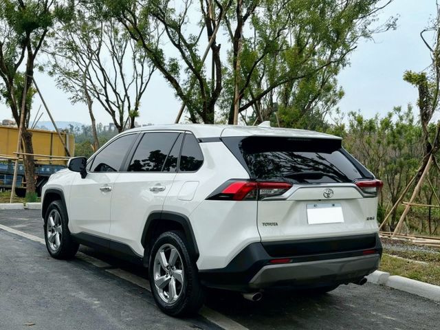 Rav4 汽油旗艦 原鈑件 擁有大器外型與寬敞車室 配備豐富 乘坐舒適 動力表現穩定成熟 無論家用或長途出遊都相當稱職  第2張相片