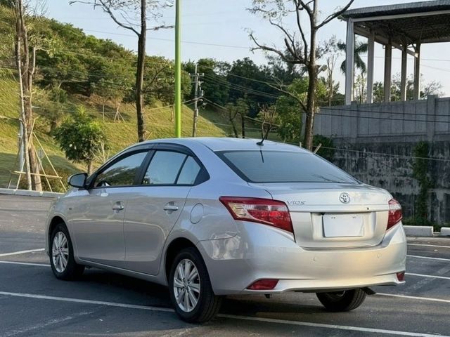 Vios 經典版 原鈑  省油耐用 保養便宜 車身輕巧好停好開 空間表現實在 通勤代步沒問題 入手門檻低又安心  第2張相片