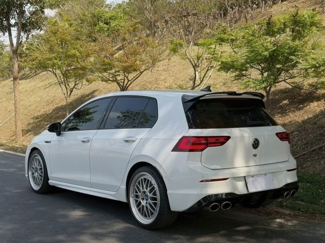 Golf R 原鈑 披著掀背外皮的性能猛獸 搭載強悍動力與四驅操控 直線超快 彎道夠穩 日常代步與熱血駕馭一次滿足  第2張相片