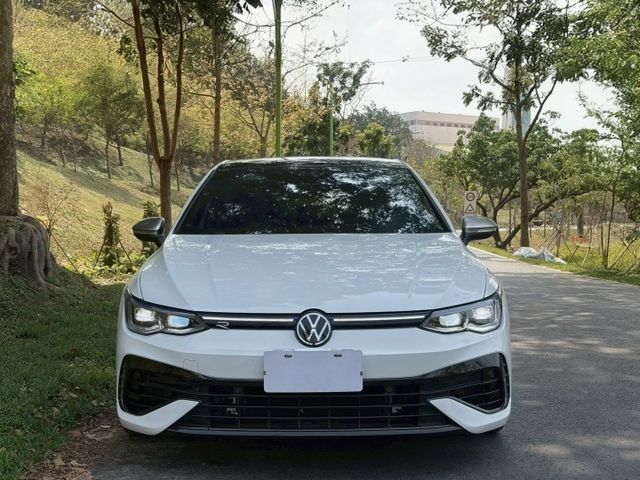 Golf R 原鈑 披著掀背外皮的性能猛獸 搭載強悍動力與四驅操控 直線超快 彎道夠穩 日常代步與熱血駕馭一次滿足  第3張相片