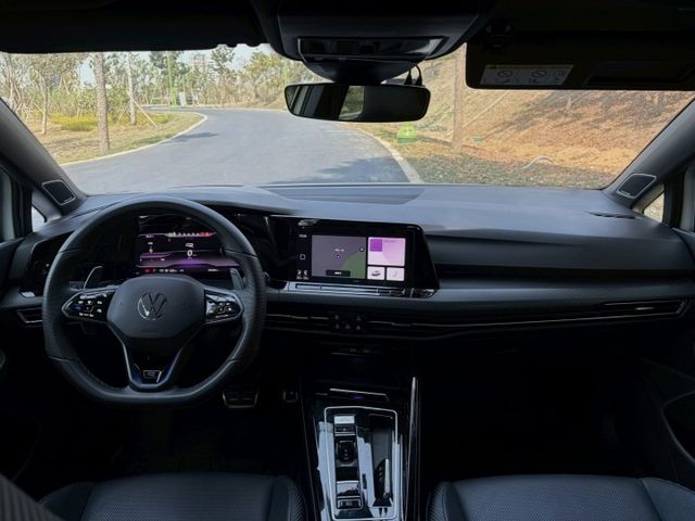 Golf R 原鈑 披著掀背外皮的性能猛獸 搭載強悍動力與四驅操控 直線超快 彎道夠穩 日常代步與熱血駕馭一次滿足  第6張相片