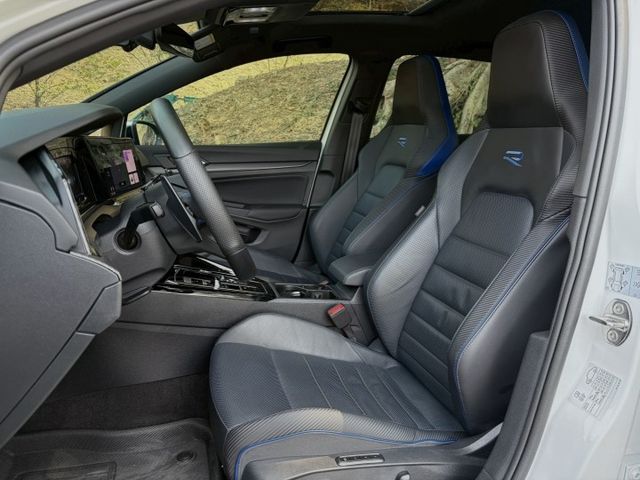 Golf R 原鈑 披著掀背外皮的性能猛獸 搭載強悍動力與四驅操控 直線超快 彎道夠穩 日常代步與熱血駕馭一次滿足  第7張相片