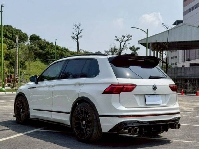 Tiguan R 認證車，四驅與DCC底盤，HK音響，全景天窗，二階改裝操控性能兼具  第2張相片