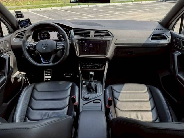 Tiguan R 認證車，四驅與DCC底盤，HK音響，全景天窗，二階改裝操控性能兼具  第8張相片