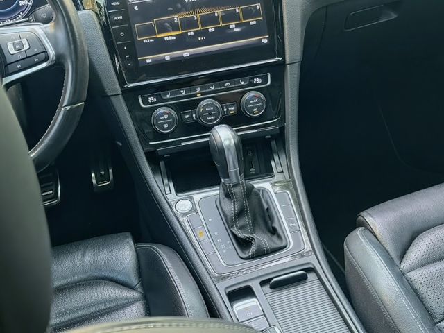 Golf R-line 具備運動化外觀套件與更紮實的底盤調校 兼顧性能與油耗 外型年輕俐落 操控靈活 兼顧生活的五門車款  第11張相片