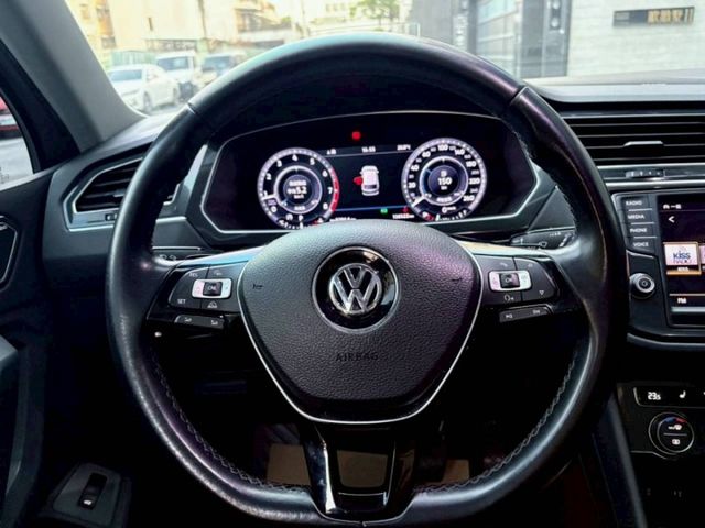 Tiguan 330Tsi 扎實的底盤配上穩定操控 空間實用且乘坐舒適 是兼顧家庭日常使用與長途出遊需求好選擇  第8張相片