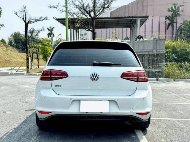Golf gti 經典鋼炮代表 操控靈活 加速帶勁 日常代步與熱血駕馭一次滿足 實用又有樂趣的好選擇  第4張相片