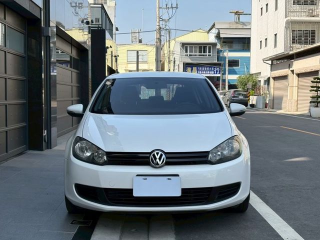 Golf 掀背經典代表 操控靈活 底盤紮實 車室質感出色 兼顧通勤便利與駕馭樂趣 實用與品味兼具  第3張相片