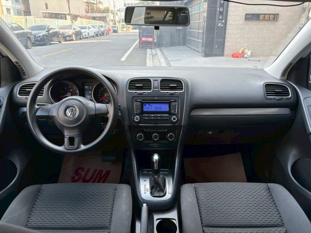 Golf 掀背經典代表 操控靈活 底盤紮實 車室質感出色 兼顧通勤便利與駕馭樂趣 實用與品味兼具  第5張相片