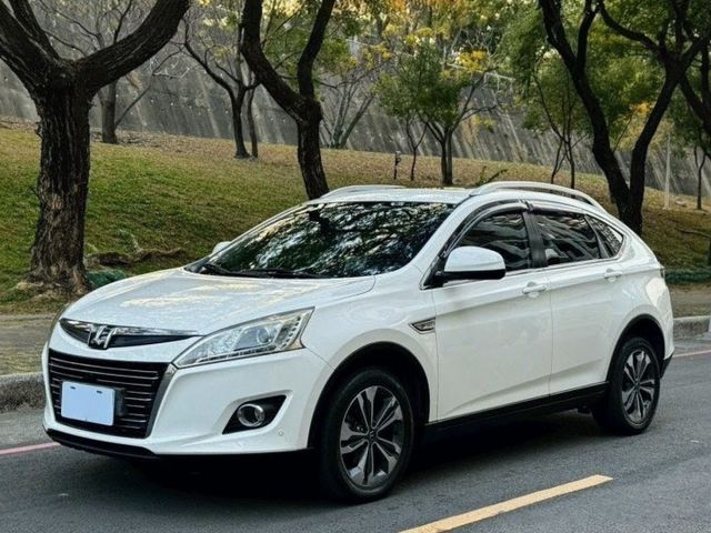 U6 turbo 魅力版 外型動感 空間實用 搭載渦輪引擎動力充足 配備豐富 科技感十足 是性價比極高的國產休旅車  第1張相片
