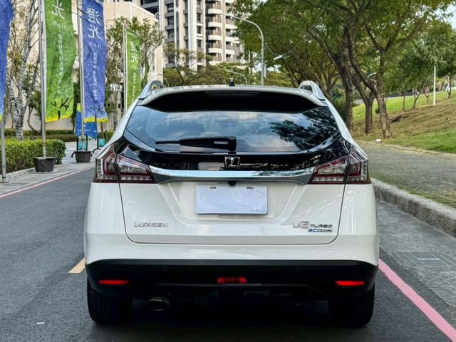 U6 turbo 魅力版 外型動感 空間實用 搭載渦輪引擎動力充足 配備豐富 科技感十足 是性價比極高的國產休旅車  第4張相片