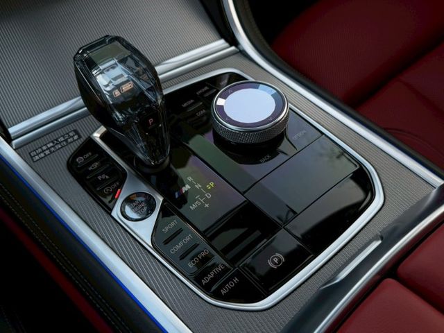 M850 GC Xdrive 原鈑 V8雙渦輪強悍性能結合四門跑房車姿態 豪華內裝 霸氣外型 氣場與熱血駕馭兼具  第12張相片