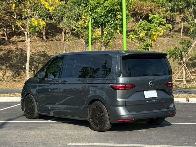 Multivan 2.0 TSI Life 原鈑 七人座靈活空間 豪華舒適與配備兼具 商務接待 家庭出遊 都體面又實用  第2張相片