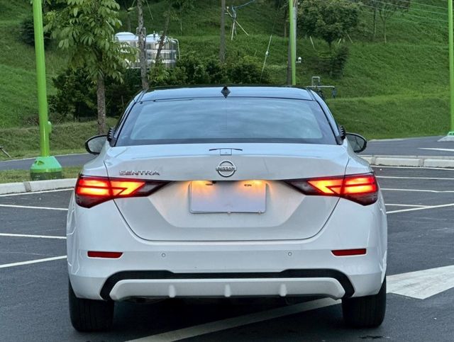 Sentra 尊爵 原鈑 油耗保養省經濟又實惠  時尚外型年輕化  適合首購與家庭使用  第4張相片