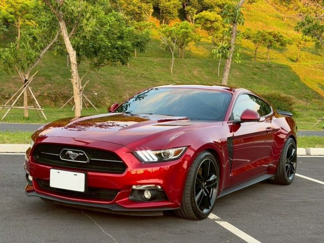 Mustang 認證車 經典美式跑車外型 霸氣肌肉線條搭配低趴車身 操控俐落 動力充沛 日常代步或假日出遊都有駕馭樂趣  第1張相片