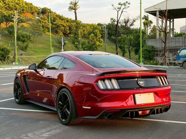 Mustang 認證車 經典美式跑車外型 霸氣肌肉線條搭配低趴車身 操控俐落 動力充沛 日常代步或假日出遊都有駕馭樂趣  第2張相片