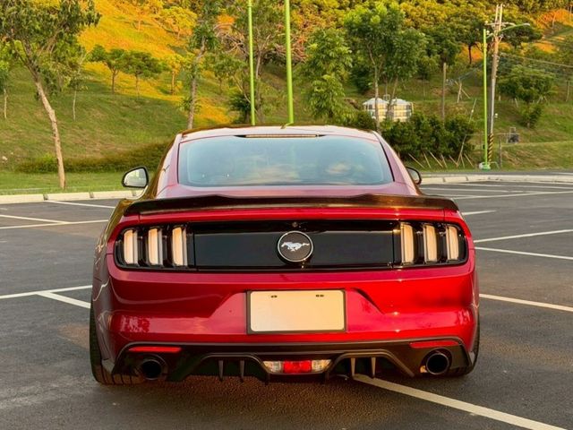 Mustang 認證車 經典美式跑車外型 霸氣肌肉線條搭配低趴車身 操控俐落 動力充沛 日常代步或假日出遊都有駕馭樂趣  第4張相片