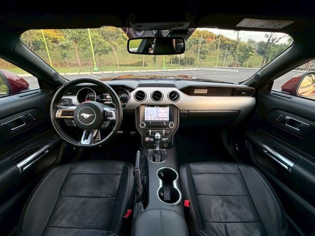Mustang 認證車 經典美式跑車外型 霸氣肌肉線條搭配低趴車身 操控俐落 動力充沛 日常代步或假日出遊都有駕馭樂趣  第6張相片