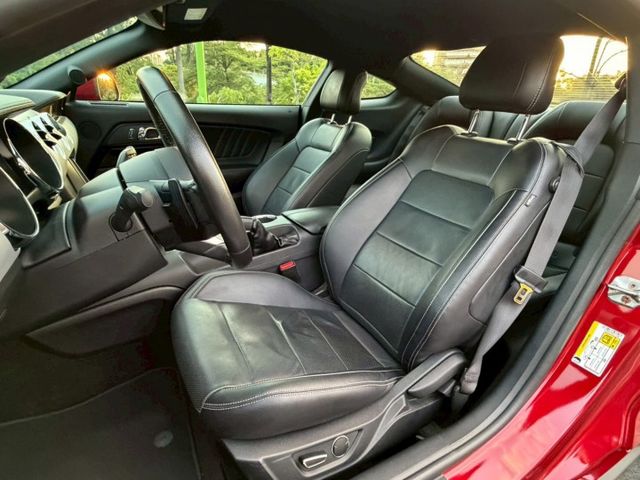 Mustang 認證車 經典美式跑車外型 霸氣肌肉線條搭配低趴車身 操控俐落 動力充沛 日常代步或假日出遊都有駕馭樂趣  第7張相片