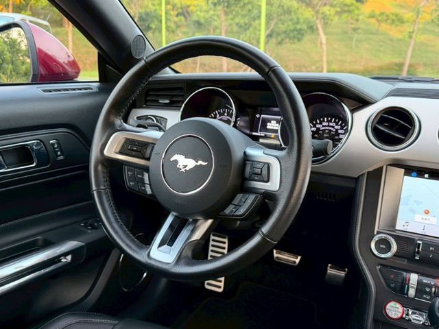 Mustang 認證車 經典美式跑車外型 霸氣肌肉線條搭配低趴車身 操控俐落 動力充沛 日常代步或假日出遊都有駕馭樂趣  第9張相片