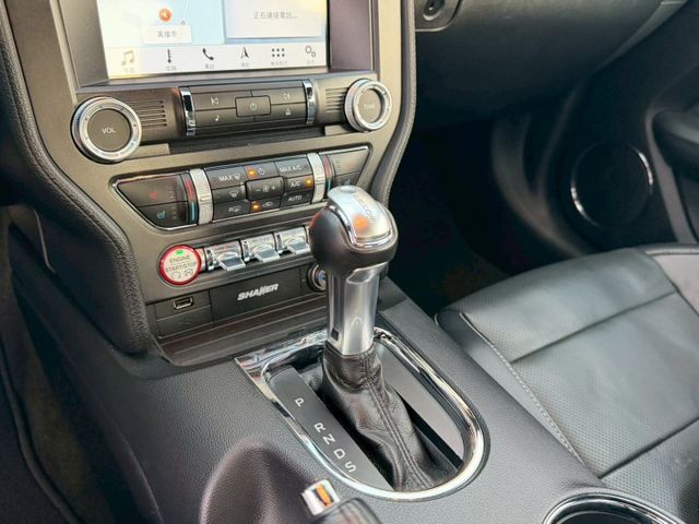 Mustang 認證車 經典美式跑車外型 霸氣肌肉線條搭配低趴車身 操控俐落 動力充沛 日常代步或假日出遊都有駕馭樂趣  第13張相片
