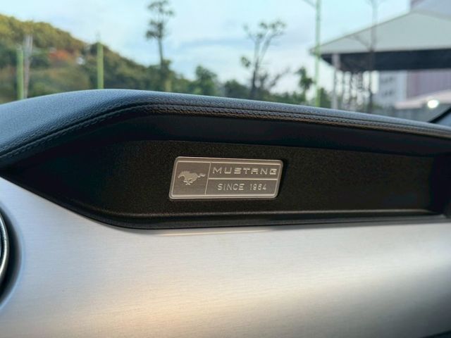 Mustang 認證車 經典美式跑車外型 霸氣肌肉線條搭配低趴車身 操控俐落 動力充沛 日常代步或假日出遊都有駕馭樂趣  第14張相片
